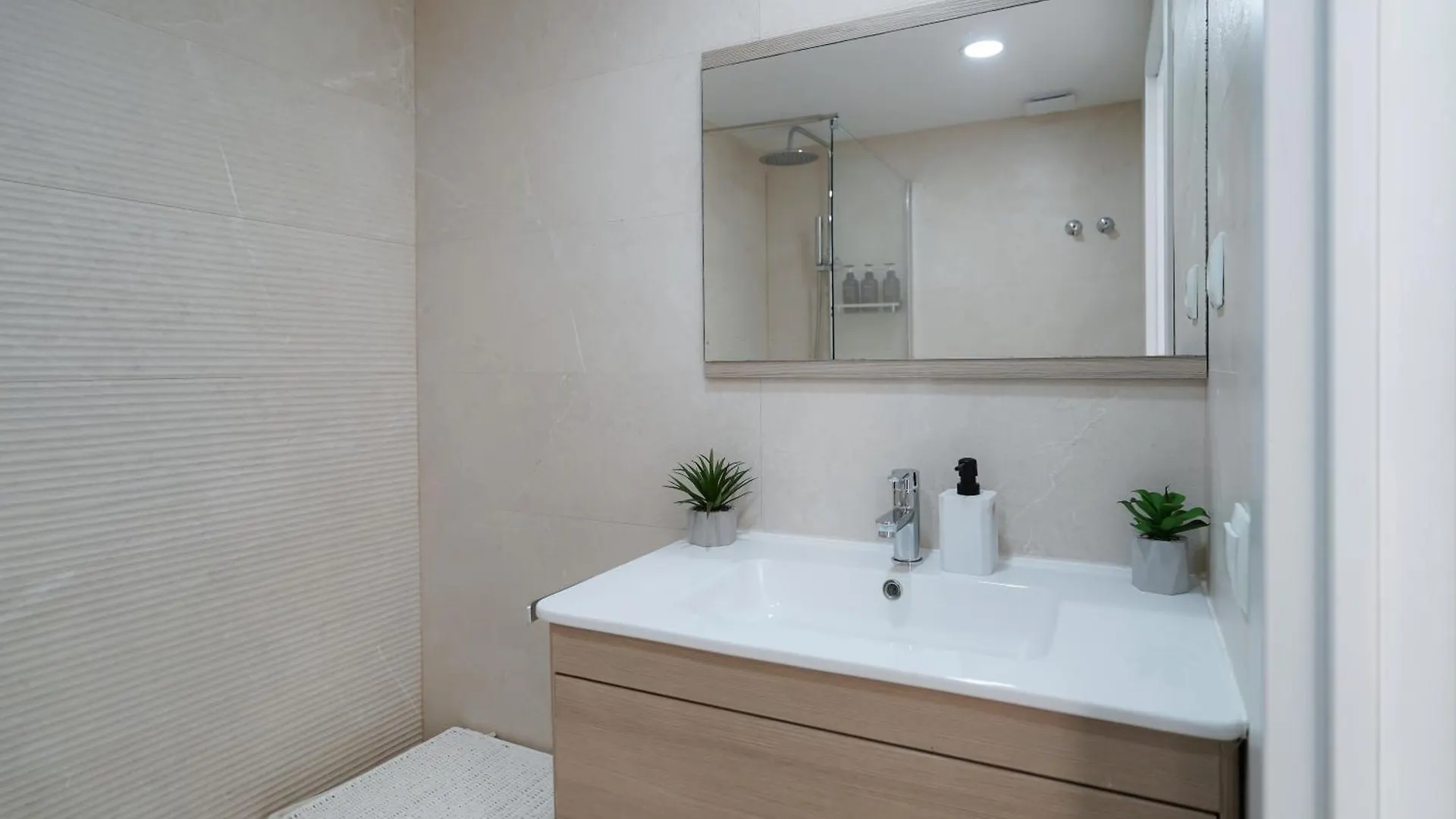 Nomad Malaga - Chic Apartament Center Torremolinos 0*,